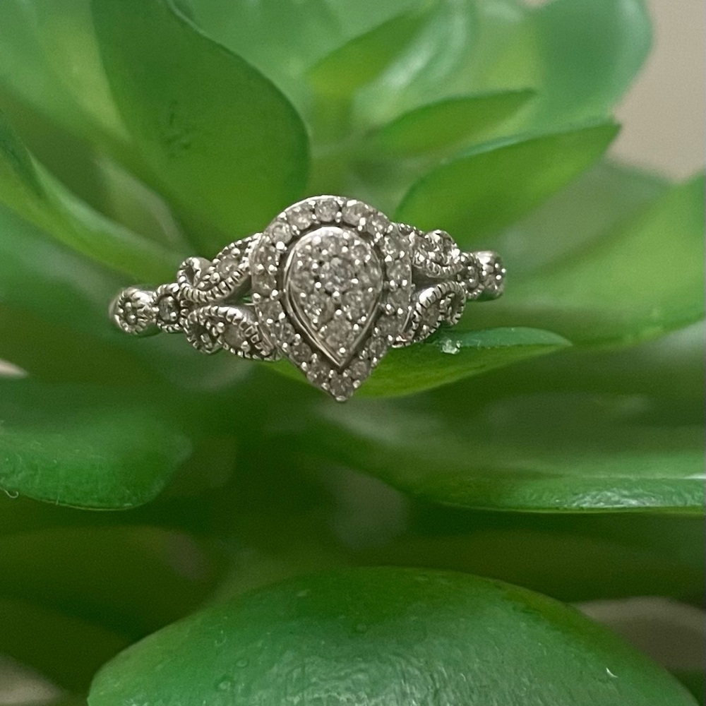 Elegant Teardrop Ring Real Diamonds 10k gold
